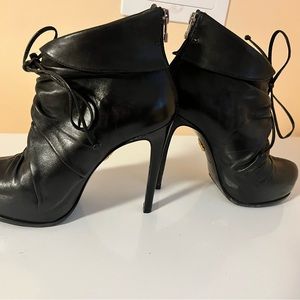 Pour la Victoire ankle boots, hidden platform! Simple luxury